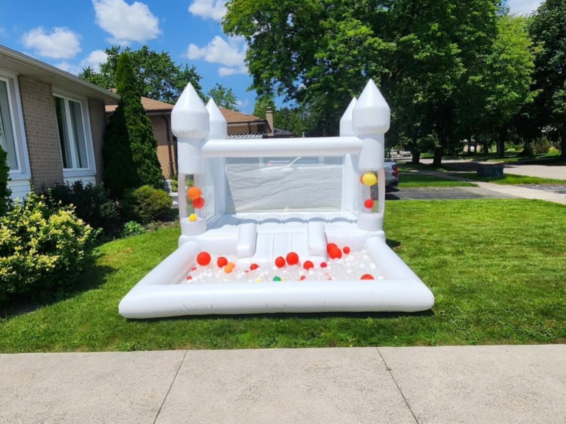 10ft White Balloon Pillar Bounce House with Ballpit